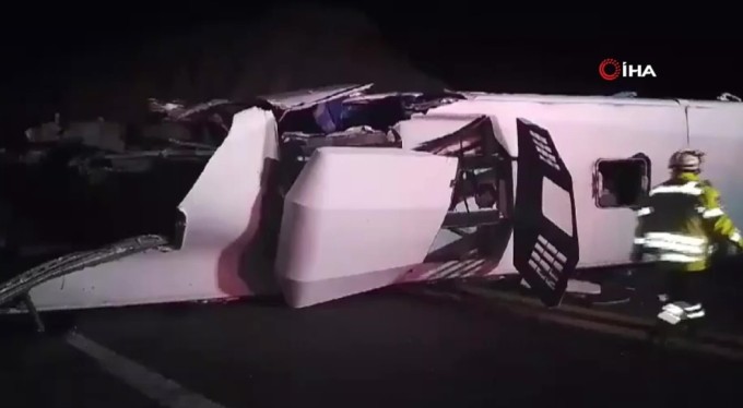 Meksika'da göçmenleri taşıyan tır kaza yaptı: 15 ölü, 36 yaralı