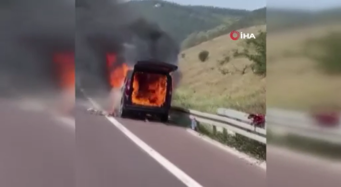 Bursa'da hafif ticari araç otobanda alev alev yandı
