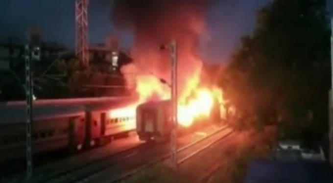 Hindistan'da yolcu treninde yangın: 9 ölü, 20 yaralı