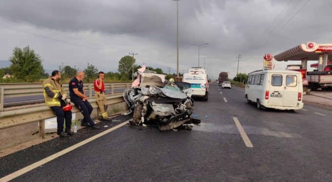 Bursa'da feci kaza! Otomobil Tır'a çarptı 1 kişi hayatını kaybetti