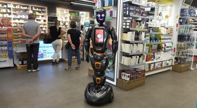 Türkiye'nin ilk yapay zekalı eczane teknisyeni robotu iş başı yaptı
