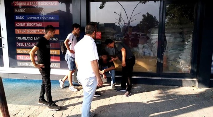 Bursa'da market görevlisini darp edip kaçan hırsızı vatandaşlar yakaladı