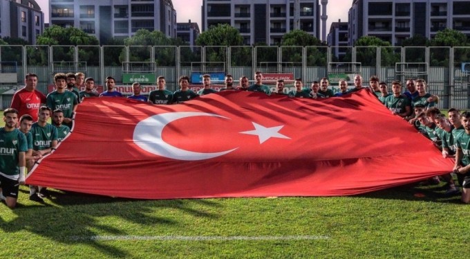 Bursasporlu futbolcular 30 Ağustos Zafer Bayramı'nı kutladı