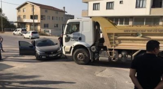 Bursa'da hafriyat kamyonunun çarptığı otomobil savruldu! 4 yaralı