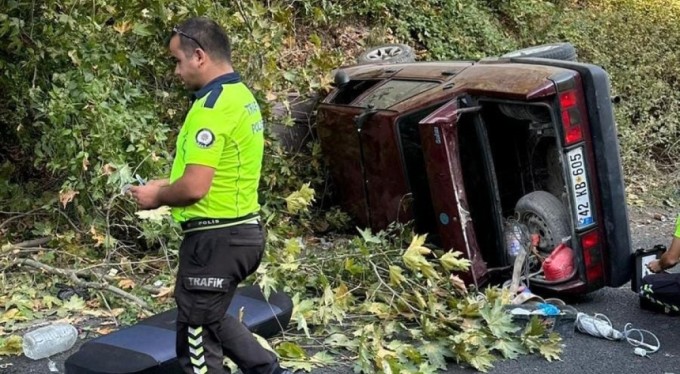 Yan yatan otomobilden 5 kişi sağ çıktı