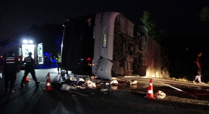 Bariyerleri yıkıp karşı şeride geçen tır otobüse çarptı! 6 ölü, 43 yaralı