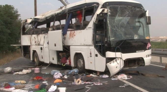 Düğün yolculuğu facia ile sonuçlandı: 1'i polis 6 kişi öldü, 42 kişi yaralandı