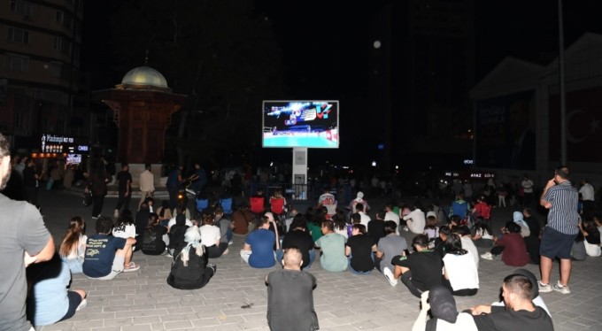 Bursalılar şampiyonluğu dev ekranlarda izledi