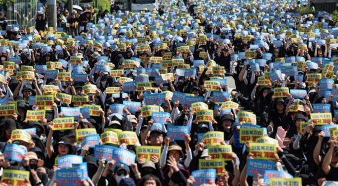 Güney Kore'de veli zorbalığı öğretmenleri sokağa döktü
