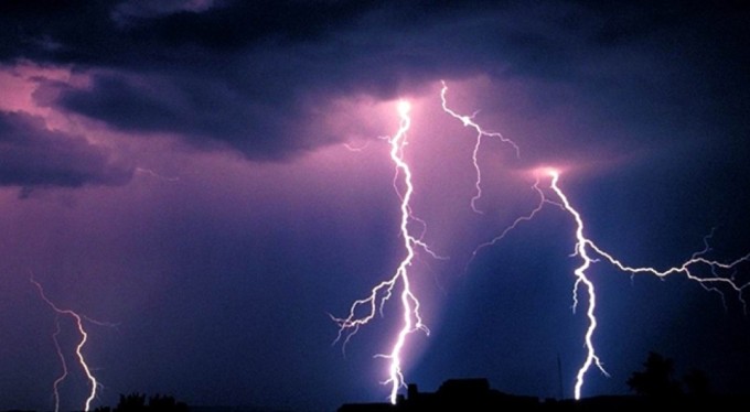 Hindistan'da 2 saatte 61 bin yıldırım düştü! 12 kişi hayatını kaybetti