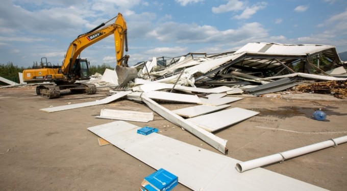 Bursa'da tarım arazilerindeki kaçak yapılar yıkılıyor