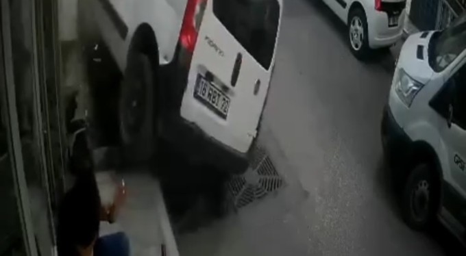 Bursa'da ölüm teğet geçti! Aracın altında kalmaktan son anda kurtuldular