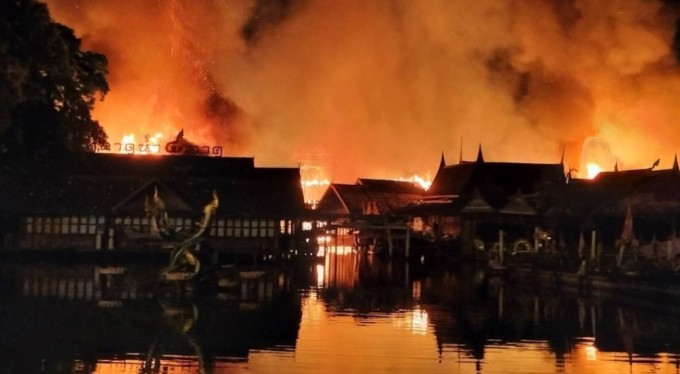 Tayland'da yüzen çarşı alev alev yandı