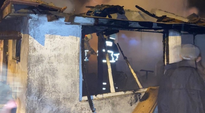 Bursa'da yıldırım düşen ev küle döndü