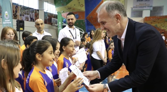 İnegöl Belediyesi Yaz Okulları'nda öğrenciler sertifikalarını aldı