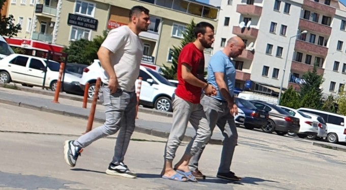 Oda arkadaşını sokakta sırtından bıçaklayan şahıs tutuklandı