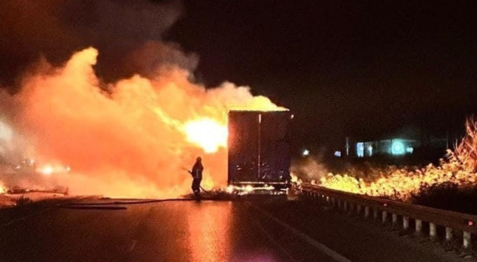 Bursa'da metal yüklü tırın dorsesi alevlere teslim oldu