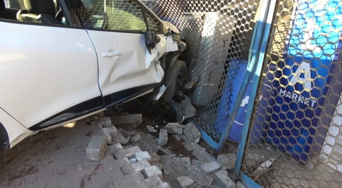 2 otomobil çarpıştı, araçlardan biri markete daldı