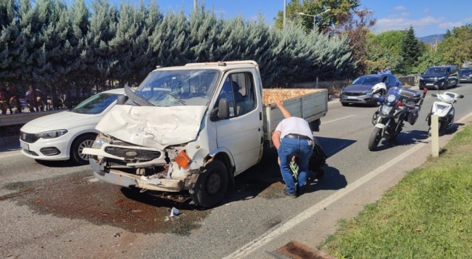 Kamyonet tıra arkadan çarptı