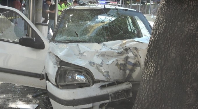 Araç otobüs durağına dalmıştı.. Ağır yaralanan kadın hayatını kaybetti