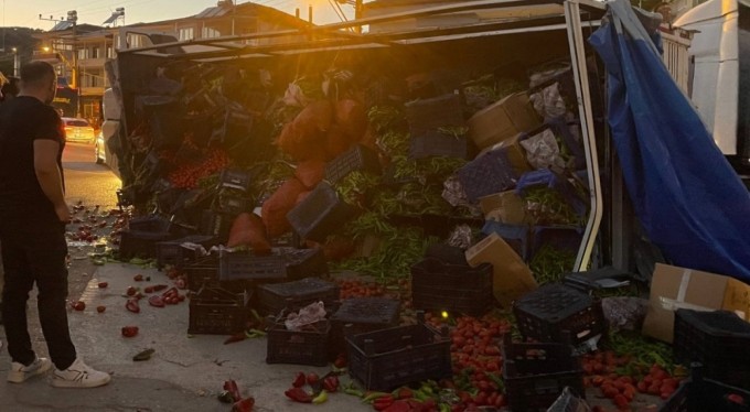 Bursa'da kontrolden çıkan tır önce araçlara çarptı sonra devrildi!