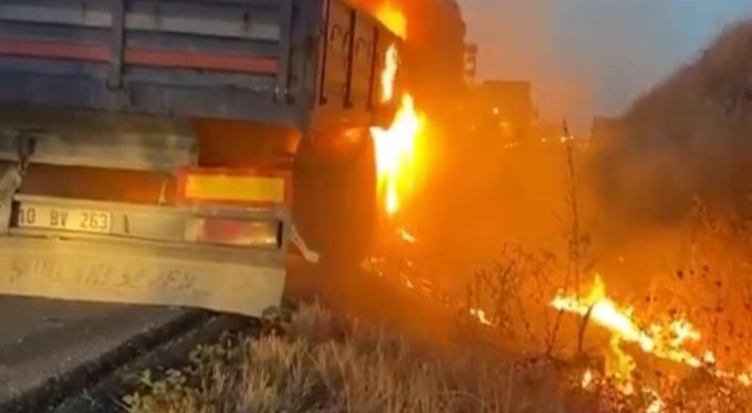 Bursa'da seyir halindeki tır alev alev yandı