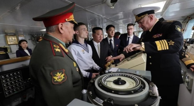 Kuzey Kore lideri Kim, Rus bombardıman uçaklarını ve savaş gemisini inceledi