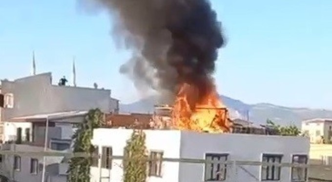 Bursa'da evin çatısında çıkan yangın korkuttu