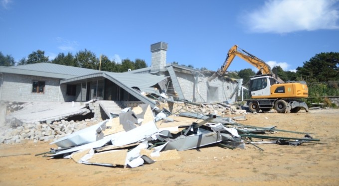 Uludağ'da kaçak yapılardan temizleniyor