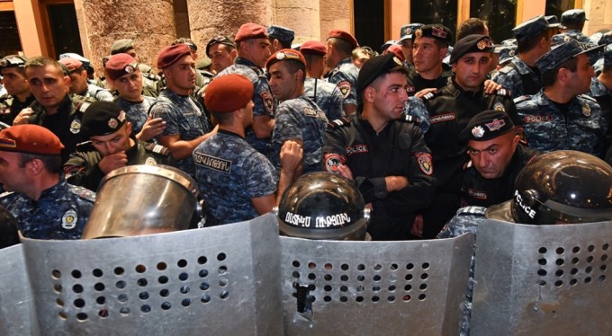 Ermenistan'da polis ile Başbakan Paşinyan karşıtları arasında arbede