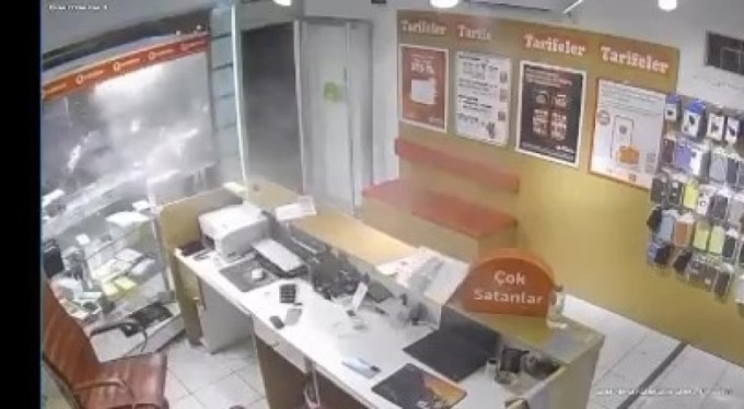 Hasımlarından kaçıp telefoncuya sığındı! Şüpheliler iş yerini kurşunladı