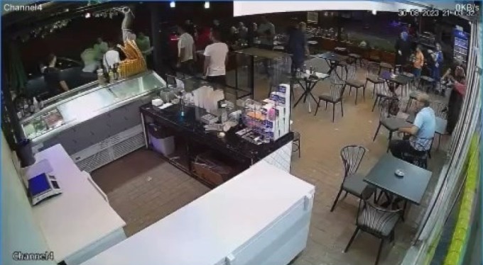 Bursa'da yoldan geçen kadına sözlü tacizde bulunan şahısa esnaf dayağı!