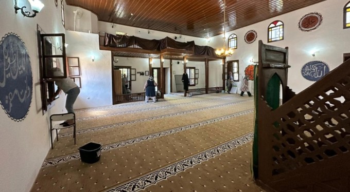 Örümcek ağları bağlamıştı...Başkan o camiye sahip çıktı