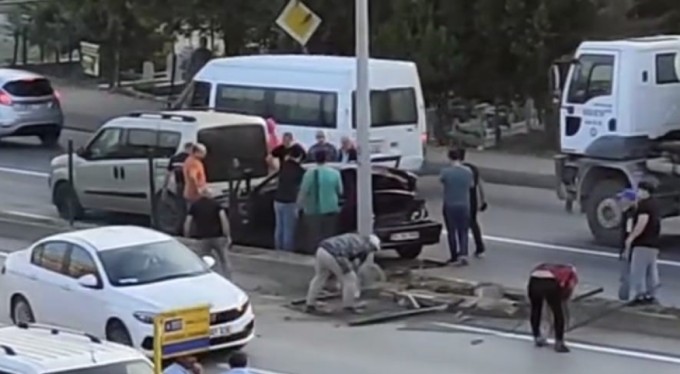 Bursa'da freni patlayan kamyon otomobile çarptı! 2 yaralı