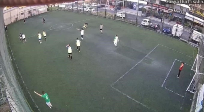 Bursa'da halı sahada arkadaşlarıyla futbol oynarken kalp krizi geçirdi!