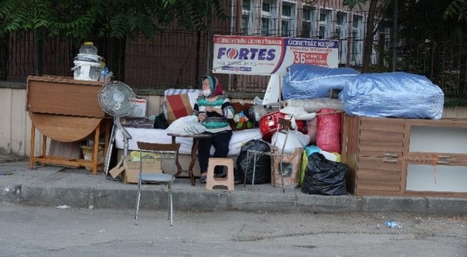 Bursa'da 69 yaşındaki yaşlı kadın, bir başına sokakta kaldı! Her satırı yürek burkuyor