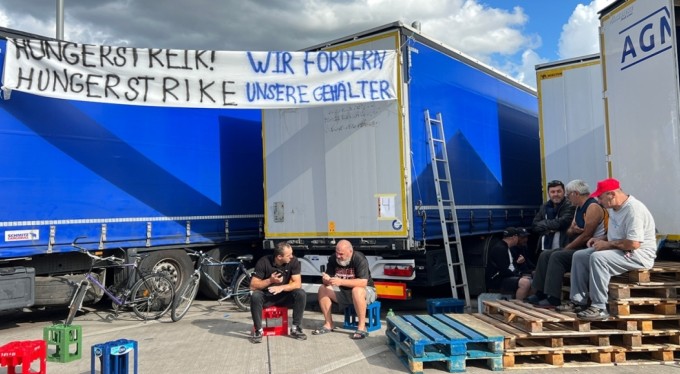 Almanya'da aralarında bir Türk'ün de bulunduğu 85 tır şoförü açlık grevinde