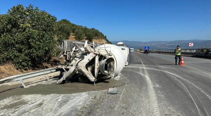 Bursa'da Aynı firmaya ait iki beton mikseri kafa kafaya çarpıştı! 1 ölü, 1 ağır yaralı