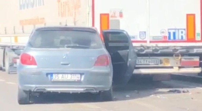 Bursa'da otomobil tıra çarptı, sürücü ağır yaralandı