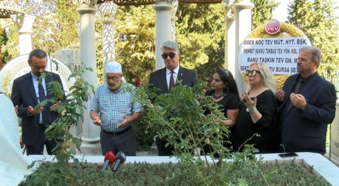 Zeki Müren vefatının 27'nci yılında kabri başında anıldı