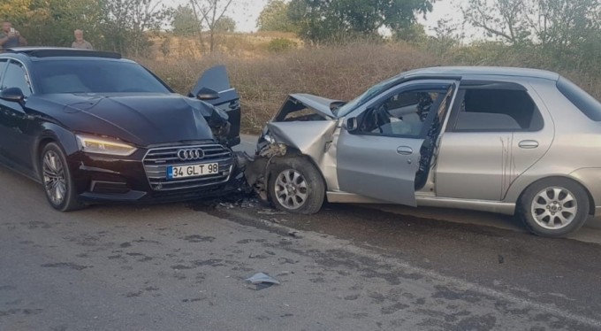 Bursa'da 2 otomobil kafa kafaya çarpıştı! 1'i bebek 6 kişi yaralandı