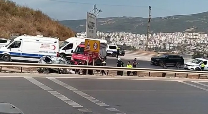 Bursa'da bariyerlere giren araç kullanılamaz hale geldi : 2 yaralı