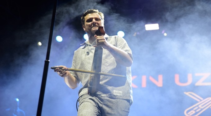 Ekin Uzunlar Amerika'dan geldi, ayağının tozuyla Bursa'da sahne aldı