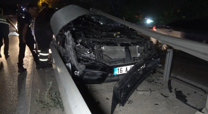 Bursa'da orta refüje çarptı, otomobili bırakıp kaçtı