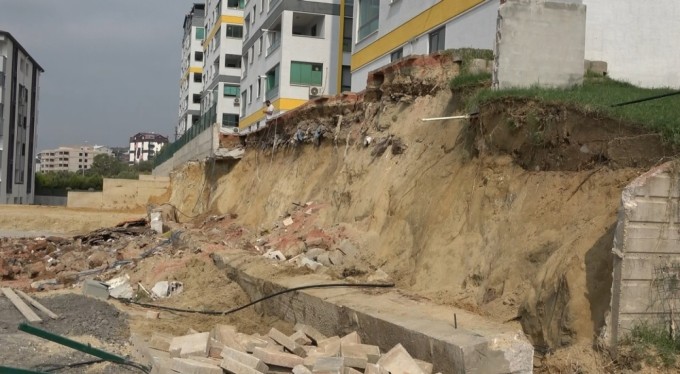 Bursa'da facianın eşiğinden döndüler! 4 blok 8 katlı sitenin istinat duvarı çöktü