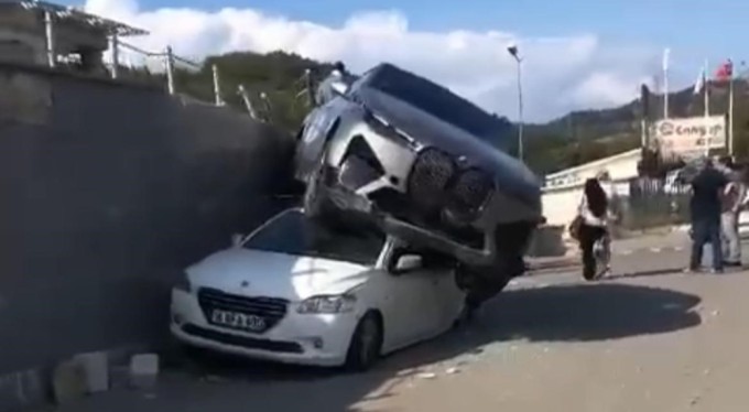 Bursa'da kontrolden çıkan cip, park halindeki aracın üzerine düştü