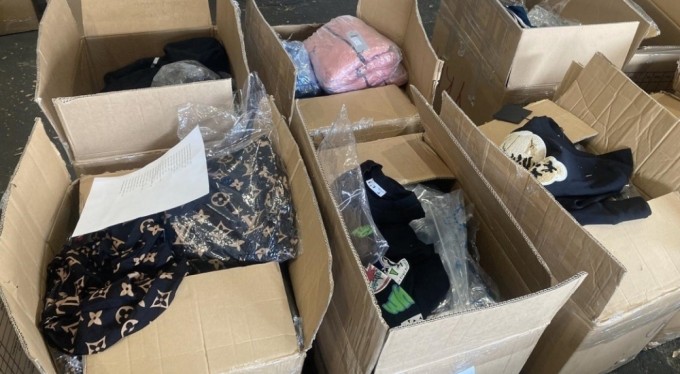 Giyim kolileri arasına gizlenmiş 15 bin paket sigara buldu