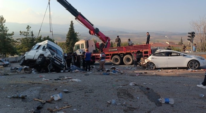 Katliam gibi kaza! 5 ölü, 5'i ağır 17 yaralı