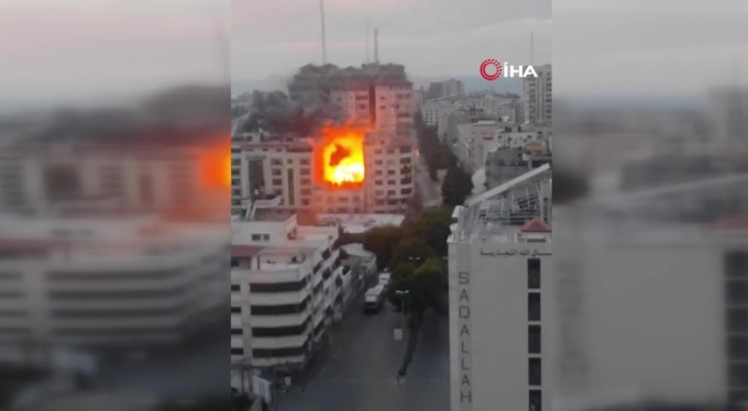 İsrail, Gazze'de 14 katlı binayı vurdu