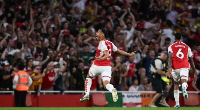 Arsenal evinde Manchester City'yi tek golle geçti